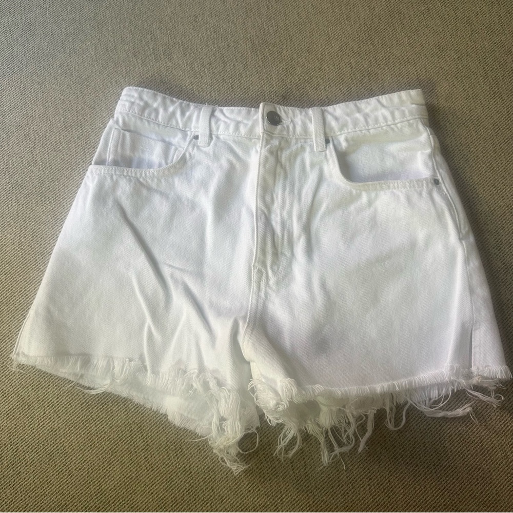 Zara White Frayed Hem Women Shorts - Picture 2 of 4
